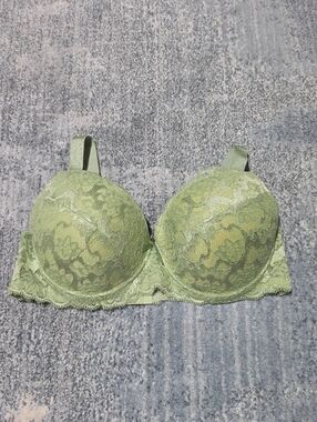 MOPAS Bra Size 44DD Lace Underwire Bra in Mint. It has a detail right cup.